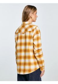 Big-Star - Koszula damska flanelowa w kratę żółto-brązowa Dreni 201. Okazja: na co dzień. Typ kołnierza: kołnierzyk klasyczny. Kolor: żółty. Materiał: tkanina. Wzór: kratka. Styl: klasyczny, casual, elegancki #3