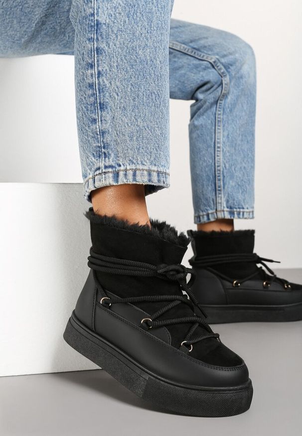 Born2be - Czarne Śniegowce na Grubej Podeszwie ze Sznurowaniem Izandra. Okazja: na co dzień, na spacer. Zapięcie: sznurówki. Kolor: czarny. Materiał: wełna. Sezon: zima. Obcas: na obcasie. Styl: casual, elegancki. Wysokość obcasa: średni