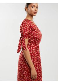 Big-Star - Sukienka damska midi z wiskozy z motywem kwiatowym czerwona Paregi 603. Okazja: na co dzień, na spacer. Typ kołnierza: dekolt w kształcie V. Kolor: czerwony. Wzór: kwiaty. Materiał: wiskoza. Długość rękawa: krótki rękaw. Sezon: wiosna. Styl: casual, elegancki. Długość: midi #5