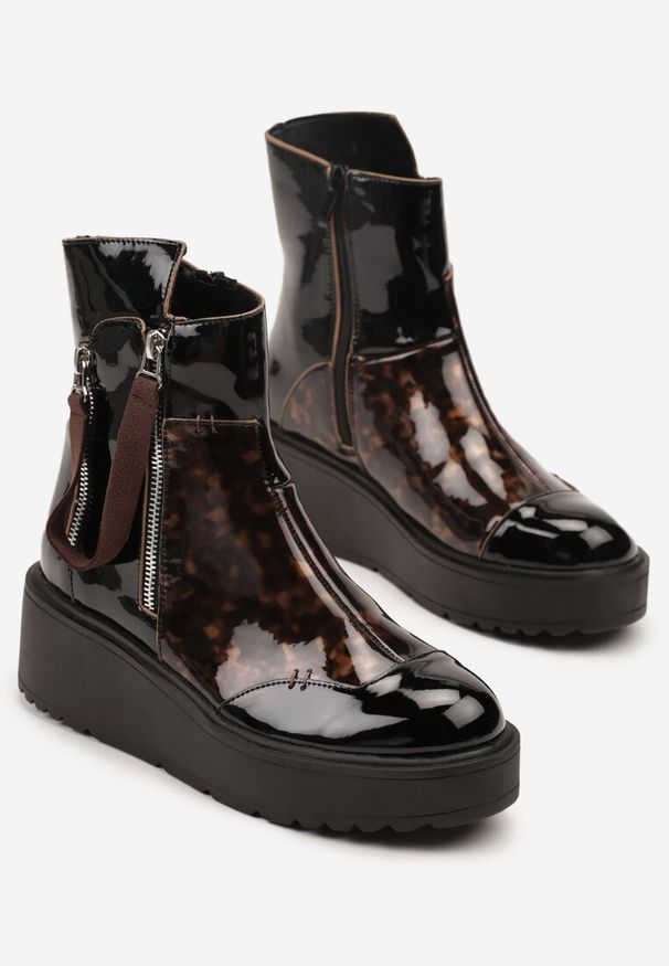 Born2be - Czarno-Brązowe Lakierowane Botki Vices na Platformie i Koturnie Gamillia. Okazja: na co dzień. Kolor: czarny. Materiał: lakier. Obcas: na koturnie. Styl: casual, elegancki, klasyczny. Wysokość obcasa: średni