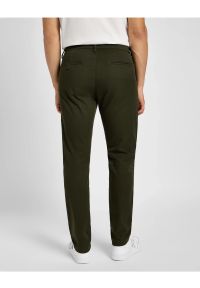 Lee - LEE MĘSKIE SPODNIE MATERIAŁOWE SLIM CHINO OLIVE NIGHT 112355772 L71L016192. Materiał: materiał