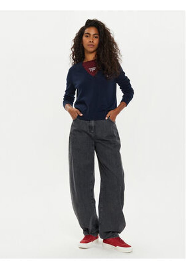 Tommy Jeans Sweter Tjw Essential DW0DW18670 Granatowy Regular Fit. Kolor: niebieski. Materiał: wiskoza, bawełna