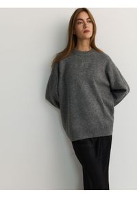 Reserved - Sweter oversize z domieszką wełny - szary. Kolor: szary. Materiał: wełna