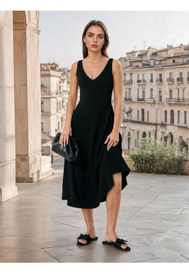 Sinsay - Strukturalna sukienka midi na ramiączkach - czarny. Kolor: czarny. Długość rękawa: na ramiączkach. Długość: midi