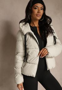 Renee - Biała Kurtka Puffer z Pikowanymi Przeszyciami i Kapturem Renaria. Okazja: na co dzień. Typ kołnierza: kaptur. Kolor: biały. Materiał: poliester, jeans. Sezon: zima. Styl: casual #2