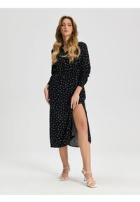 Sinsay - Sukienka midi - czarny. Kolor: czarny. Materiał: skóra, wiskoza. Wzór: grochy. Typ sukienki: koszulowe. Długość: midi