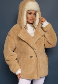 Renee - Beżowa Futerkowa Kurtka Teddy z Kapturem z Wsuwanymi Kieszeniami Gerovia. Okazja: na co dzień. Typ kołnierza: kaptur. Kolor: beżowy. Materiał: jeans. Styl: casual, elegancki