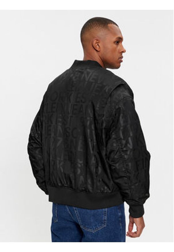 Calvin Klein Jeans Kurtka bomber Logo Aop J30J324658 Czarny Oversize. Kolor: czarny. Materiał: syntetyk