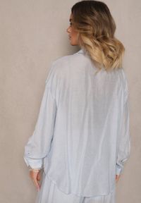 Renee - Jasnoniebieska Koszula Oversize w Klasycznym Stylu z Kieszonką Liozira. Okazja: na co dzień, na spotkanie biznesowe. Typ kołnierza: kołnierzyk klasyczny. Kolor: niebieski. Styl: klasyczny #4