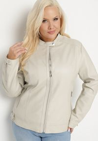Born2be - Jasnobeżowa Kurtka Ramoneska Bez Kołnierzyka z Suwakami na Rękawach Rilinne. Okazja: na co dzień, na spacer. Typ kołnierza: bez kołnierzyka. Kolekcja: plus size. Kolor: beżowy. Sezon: wiosna. Styl: casual, elegancki #2