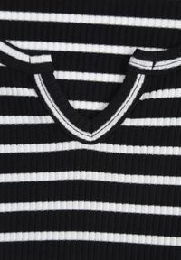 Renee - Czarny Crop Top Bawełny z Prążkowanej Dzianiny w Paski Ozdobiony Wycięciem Ionilla. Okazja: na co dzień. Kolor: czarny. Materiał: bawełna, prążkowany, dzianina. Wzór: aplikacja, paski. Styl: casual #7