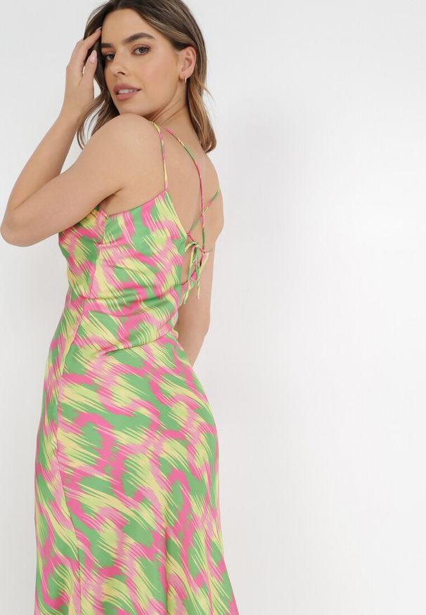 Born2be - Jasnozielona Satynowa Sukienka Stelon. Kolor: zielony. Materiał: satyna. Długość rękawa: na ramiączkach. Wzór: nadruk. Styl: klasyczny. Długość: maxi