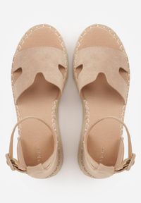 Born2be - Beżowe Sandały VICES na Plecionym Koturnie Ozdobione Wycięciami Cirilea. Okazja: na co dzień, na spacer. Zapięcie: sprzączka. Kolor: beżowy. Wzór: aplikacja. Sezon: lato. Obcas: na koturnie. Styl: casual, klasyczny, elegancki #5