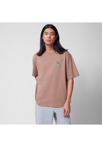 outhorn - T-shirt oversize z haftem męski - brązowy. Kolor: brązowy. Materiał: bawełna, materiał, dzianina. Wzór: haft