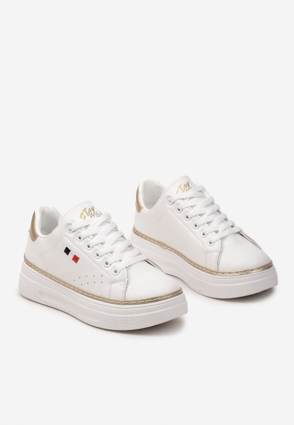 Renee - Biało-Złote Sneakersy na Platformie z Minimalistycznym Obszyciem Wokół Podeszwy Ansinrea. Okazja: na co dzień. Nosek buta: okrągły. Zapięcie: sznurówki. Kolor: biały. Materiał: jeans. Obcas: na platformie. Wysokość obcasa: niski