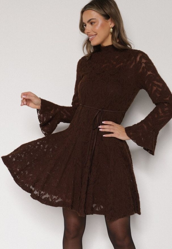 Born2be - Brązowa Koronkowa Sukienka z Wiązaniem Półgolfem i Falbankami Alnefera. Okazja: na co dzień. Typ kołnierza: kołnierz z falbankami. Kolor: brązowy. Materiał: koronka. Długość rękawa: na ramiączkach. Styl: klasyczny, casual