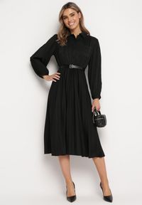 Born2be - Czarna Plisowana Sukienka Midi z Paskiem z Kołnierzykiem i Kieszeniami Themirlla. Kolor: czarny. Wzór: aplikacja. Długość: midi #3