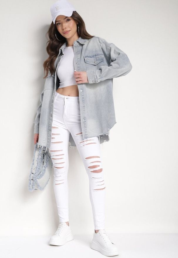 Born2be - Niebieska Kurtka Koszula Jeansowa o Oversizowym Fasonie z Bawełny Tella. Kolor: niebieski. Materiał: jeans, bawełna. Sezon: jesień, wiosna. Styl: elegancki