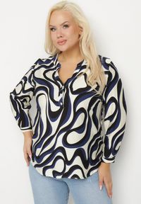 Born2be - Niebieska Koszula z Wiskozą Bez Kołnierzyka w Abstrakcyjny Print Arasena. Okazja: na co dzień. Typ kołnierza: bez kołnierzyka. Kolekcja: plus size. Kolor: niebieski. Materiał: wiskoza. Wzór: nadruk. Styl: casual, elegancki