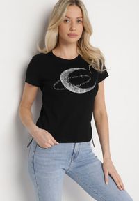 Born2be - Czarny T-shirt z Bawełny Ozdobiony Cyrkoniami i Nadrukiem Vilreti. Okazja: na co dzień. Kolor: czarny. Materiał: bawełna. Wzór: aplikacja, nadruk. Styl: casual #1