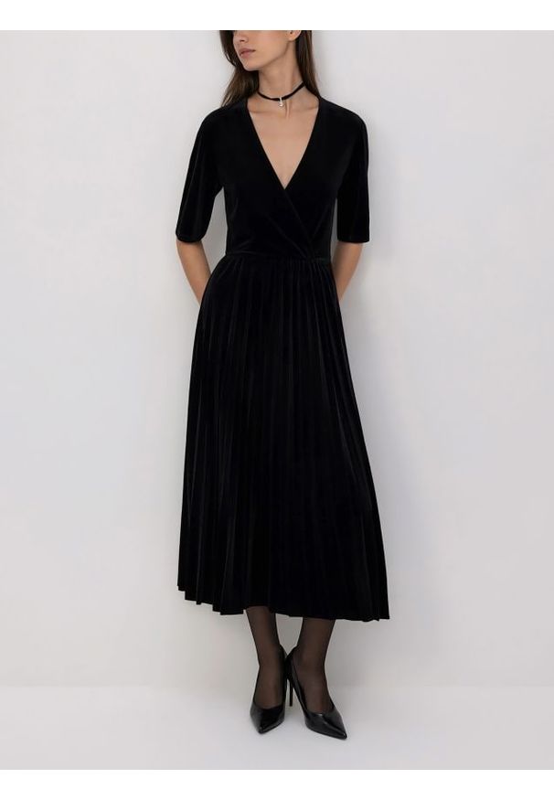 Reserved - Welurowa sukienka z plisowaniem - czarny. Kolor: czarny. Materiał: welur