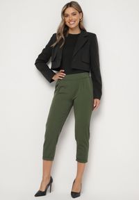 Born2be - Zielone Spodnie 3/4 z Gumką w Talii i Kieszeniami Saivie. Kolor: zielony. Styl: elegancki #6
