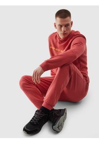 4f - 4F Bluza dresowa nierozpinana z kapturem męska - różowa XL. Okazja: na co dzień. Typ kołnierza: kaptur. Kolor: różowy. Materiał: dresówka. Wzór: gładki, napisy, ze splotem. Styl: casual, sportowy #2