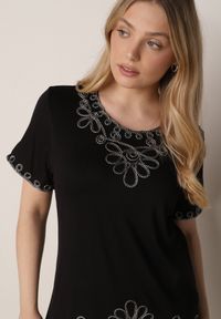 Born2be - Czarna Wiskozowa Bluzka na Krótki Rękaw z Etno Haftem z Metaliczną Nicią Aiopa. Okazja: do pracy, na co dzień, na spotkanie biznesowe. Kolekcja: plus size. Kolor: czarny. Materiał: wiskoza. Długość rękawa: krótki rękaw. Długość: krótkie. Wzór: haft. Styl: etno #8