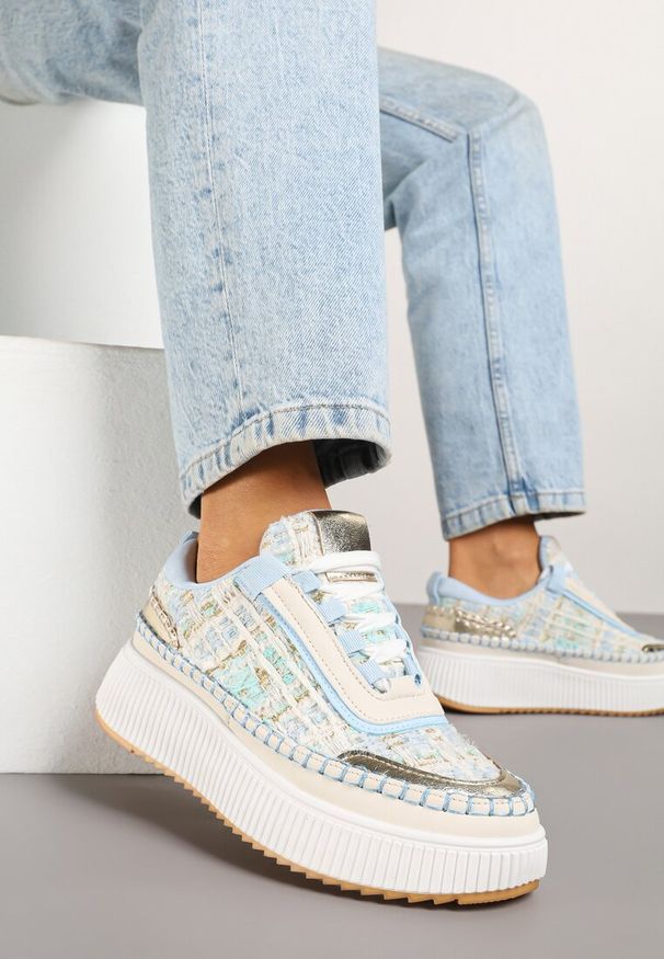 Renee - Biało-Niebieskie Sneakersy z Tweedowymi Zdobieniami i Przeszyciami na Platformie Ulandrelia. Okazja: na co dzień. Kolor: biały. Materiał: jeans. Wzór: aplikacja. Obcas: na platformie