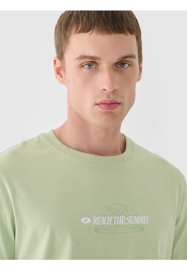 4f - 4F T-shirt regular z nadrukiem męski - oliwkowy XL. Okazja: na co dzień. Kolor: oliwkowy, wielokolorowy, brązowy. Materiał: bawełna, jersey, dzianina. Długość rękawa: krótki rękaw. Długość: krótkie. Wzór: nadruk. Styl: sportowy, klasyczny, casual