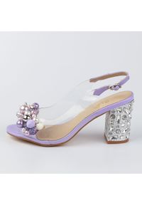 DiA - Fioletowe silikonowe sandały damskie na słupku z ozdobą, transparentne. Kolor: fioletowy. Materiał: skóra. Wzór: aplikacja. Obcas: na słupku. Wysokość obcasa: średni #1