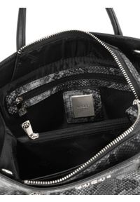 Kazar - Elegancka torebka z tłoczonej skóry ze srebrnym brelokiem. Kolor: czarny. Wzór: aplikacja. Dodatki: z breloczkiem. Materiał: skórzane, z tłoczeniem. Styl: elegancki #4