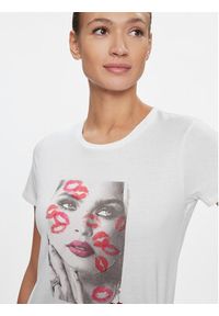 Guess T-Shirt Lipstick Kisses W4RI20 K9RM1 Biały Regular Fit. Kolor: biały. Materiał: bawełna #4