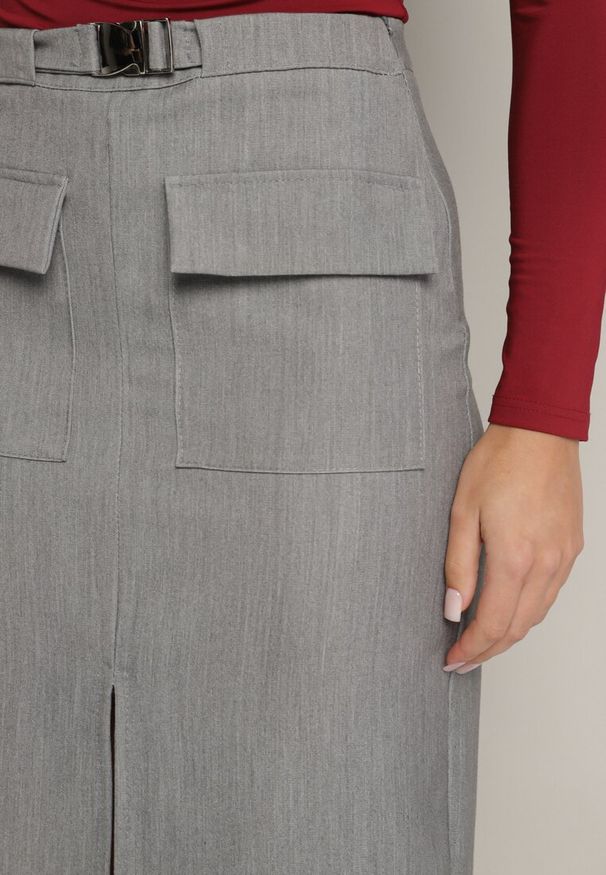 Born2be - Szara Ołówkowa Spódnica z Wiskozą Ozdobiona Kieszeniami z Klapami Attenelle. Okazja: na co dzień, na spotkanie biznesowe, do pracy. Kolor: szary. Materiał: wiskoza. Wzór: aplikacja. Styl: casual, biznesowy, elegancki