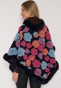 Born2be - Granatowe Wiskozowe Ponczo Ozdobione Futerkiem w Kształcie Kwiatów Leanthra. Okazja: na co dzień. Kolor: niebieski. Materiał: futro, wiskoza. Wzór: aplikacja, kwiaty. Styl: wizytowy, casual #3