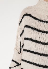 Born2be - Beżowy Golf Oversize w Paski z Domieszką Wełny i Wiskozy Nexeia. Okazja: na co dzień. Typ kołnierza: golf. Kolor: beżowy. Materiał: wełna, wiskoza. Wzór: paski. Styl: klasyczny, casual, elegancki #6