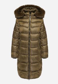 Born2be - Zielona Pikowana Kurtka Długa z Odpinanym Kapturem z Futrem i Rozcięciem na Napy Dennithra. Okazja: na spacer, na co dzień, na spotkanie biznesowe. Kolor: zielony. Materiał: futro. Długość: długie. Styl: casual, elegancki, sportowy, biznesowy #6