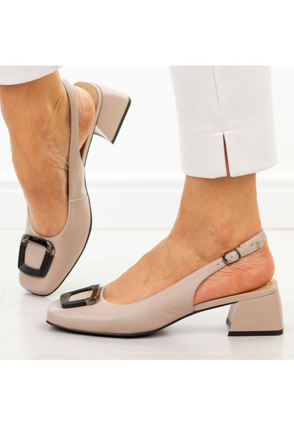 Beżowe skórzane sandały damskie Filippo Dp6183/26. Okazja: na wesele, na ślub cywilny. Kolor: beżowy. Materiał: skóra. Sezon: wiosna, lato. Obcas: na obcasie. Styl: elegancki, klasyczny. Wysokość obcasa: średni