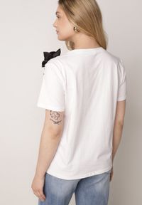 Born2be - Biało-Czarny Klasyczny T-shirt z Bawełny Zdobiony Aplikacją 3D w Kształcie Kwiatów Noebel. Okazja: na co dzień. Kolor: biały. Materiał: bawełna. Wzór: aplikacja, kwiaty. Styl: klasyczny #7