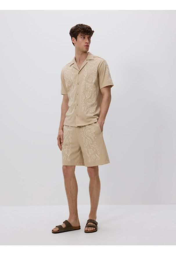 Reserved - Szorty regular z haftem - beżowy. Kolor: beżowy. Materiał: dzianina, bawełna. Wzór: haft