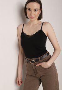Born2be - Czarny Bawełniany Top na Ramiączkach z Ozdobną Koronką przy Dekolcie Berlisa. Kolor: czarny. Materiał: bawełna, koronka. Długość rękawa: na ramiączkach. Wzór: koronka #2