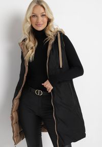 Born2be - Ciemnobeżowa Długa Kamizelka Dwustronna Zapinana na Suwak z Pikowaniem i Troczkiem w Pasie Heddemia. Kolor: beżowy. Długość: długie. Wzór: gładki #3