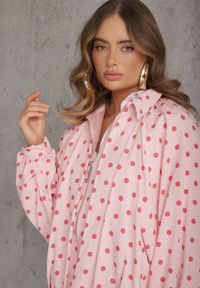 Renee - Różowa Nietoperzowa Bluza z Wiskozą w Kropki z Kołnierzykiem Meze. Okazja: na co dzień. Kolor: różowy. Materiał: wiskoza. Wzór: kropki. Styl: casual #4