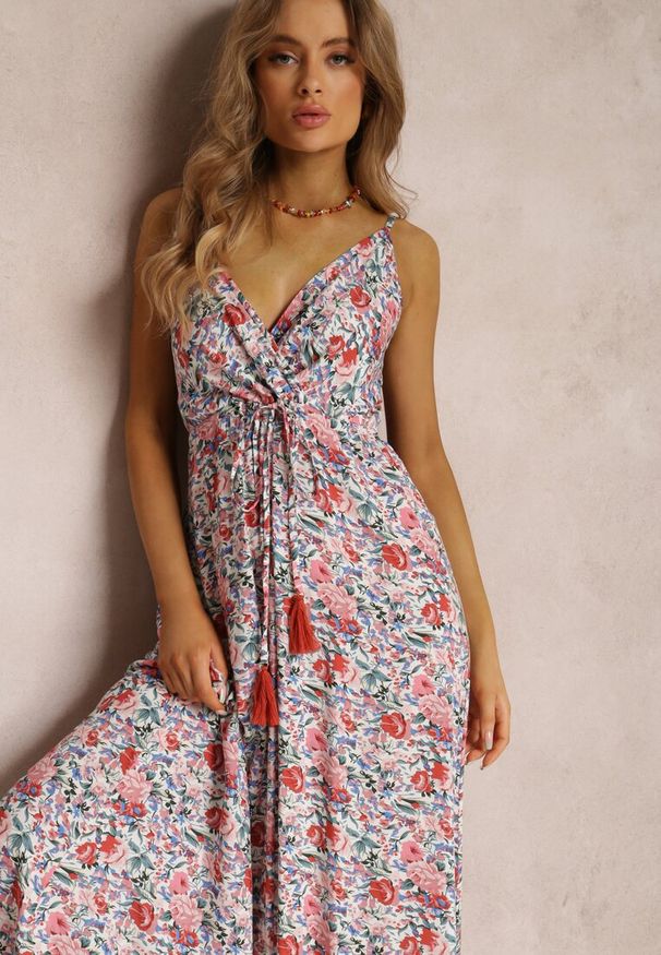 Renee - Różowa Sukienka Auxeris. Kolor: różowy. Materiał: wiskoza. Długość rękawa: na ramiączkach. Wzór: nadruk, kolorowy, kwiaty. Typ sukienki: kopertowe