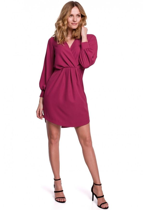 Makover - Elegancka kopertowa sukienka mini z bufiastymi rękawami. Typ kołnierza: dekolt kopertowy. Materiał: elastan. Typ sukienki: kopertowe. Styl: elegancki. Długość: mini