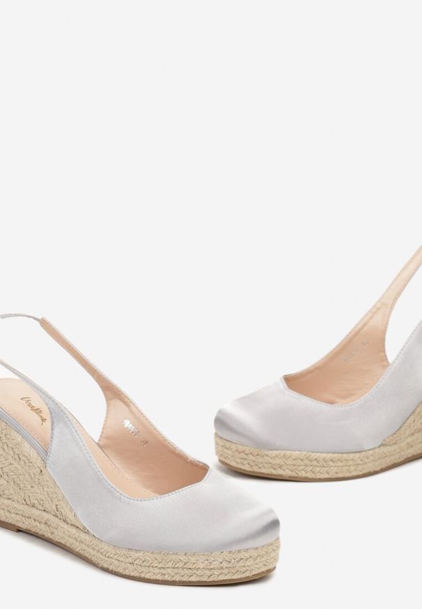 Renee - Szare Sandały Espadryle z Satynową Cholewką i Plecionym Koturnem Manolla. Kolor: szary. Materiał: satyna. Wzór: aplikacja. Obcas: na koturnie