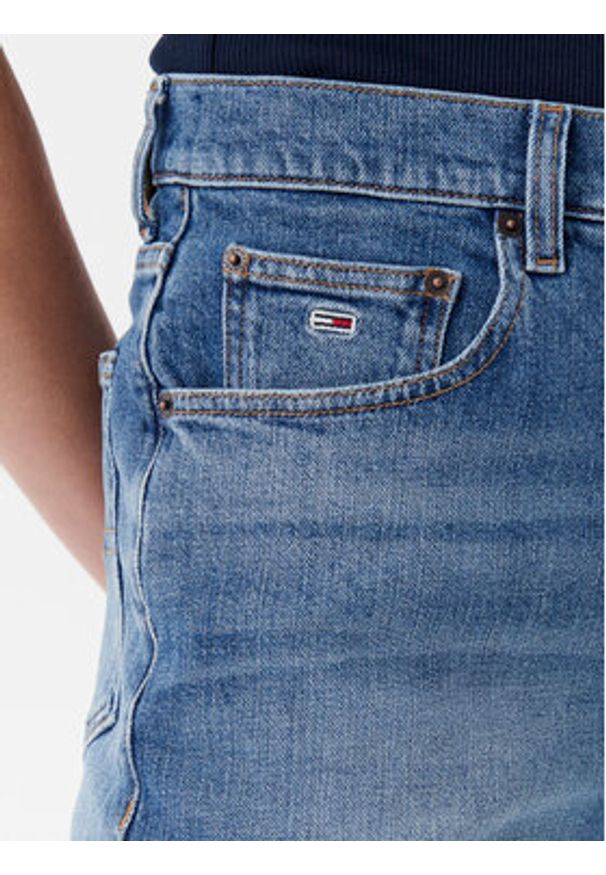 Tommy Jeans Szorty jeansowe DW0DW20092 Niebieski Mom Fit. Kolor: niebieski. Materiał: bawełna
