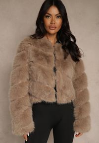 Renee - Ciemnobeżowa Futrzana Kurtka o Krótkim Kroju Zapinana na Haftki Alorith. Okazja: na co dzień. Kolor: beżowy. Materiał: futro. Długość: krótkie. Styl: casual, elegancki #5