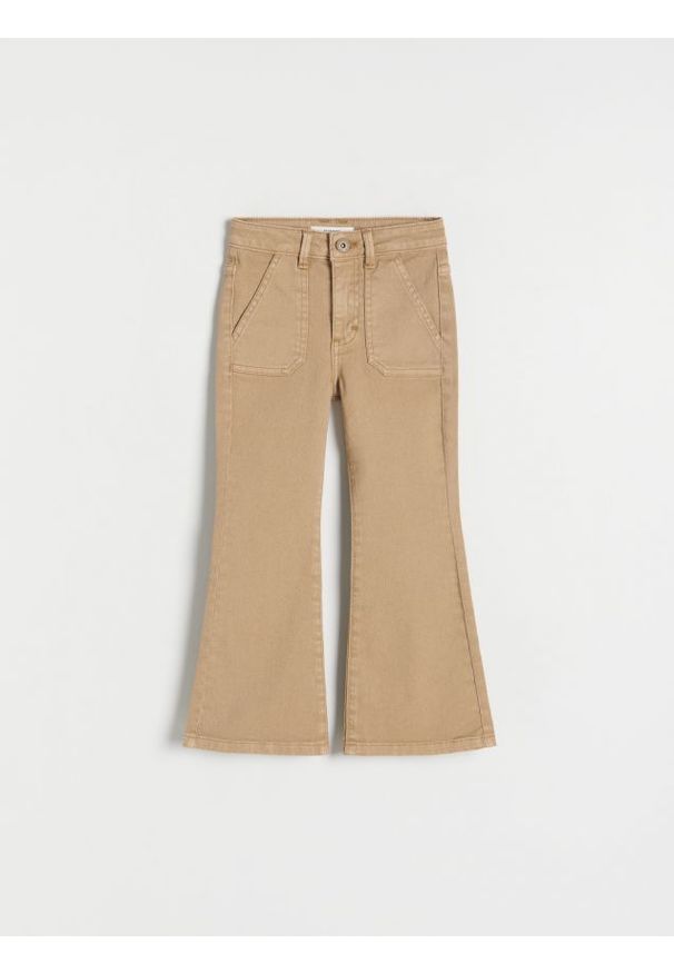 Reserved - Elastyczne jeansy flare - beżowy. Kolor: beżowy