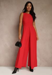 Renee - Czerwony Taliowany Kombinezon Ozdobiony Zakładkami Berinola. Okazja: na imprezę. Kolor: czerwony. Wzór: aplikacja. Styl: elegancki #1